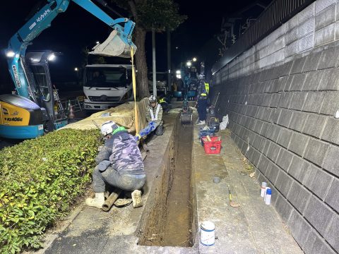 多摩市愛宕四丁目18番地先から同市愛宕四丁目17番地先間　配水小管布設替工事